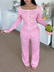 Ensemble de pyjama rose à imprimé cerise avec col en dentelle et boutons de nuit