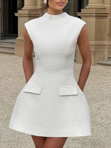 Weißes ärmelloses Tweed-Minikleid mit Stehkragen und Ziertaschen in eleganter Außenumgebung