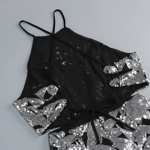Détail de la robe licou à paillettes noires avec broderie florale argentée et texture résille