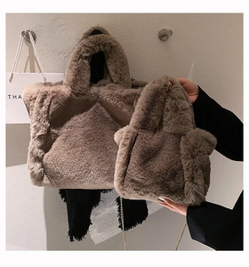 Gros plan de sacs cabas en peluche beige foncé avec poignées épaisses et chaîne dorée