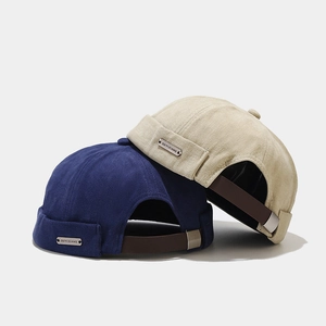 Bonnet Miki rétro avec logo en métal et bride en cuir réglable en bleu et beige