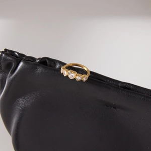 Anillo de ola en acero inoxidable bañado en oro de 18K con cinco circonitas de corazón