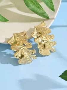 Detailansicht goldener Ginkgo-Ohrringe mit drelagigem, strukturiertem Metalldesign