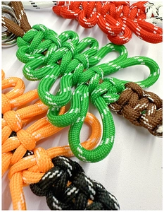 Gros plan sur les textures de tissage en paracorde multicolore des porte-clés de Noël