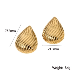 Vue détaillée des boucles d'oreilles goutte dorées montrant la taille de 27,5 mm