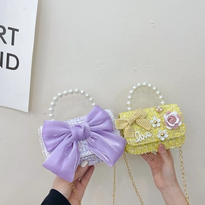 Sac à main enfant élégant avec grand nœud et poignée en perles en violet et jaune