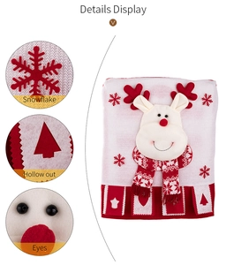 Nahaufnahme der rot-weißen gestrickten Weihnachts-Stuhlhusse mit plüschigem 3D-Charakter