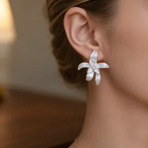 Exquisite silberfarbene Blumen-Ohrstecker mit strukturierten Blüten und Zirkonia-Mitte