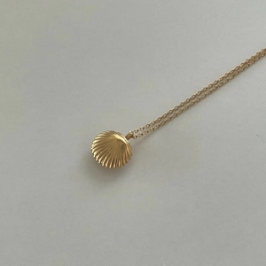 Elegant 925 sterling silver gold shell pendant necklace with fine striped texture