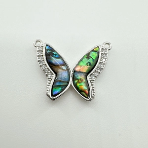 Vue détaillée du pendentif papillon plaqué argent 18K avec incrustation d'abalone