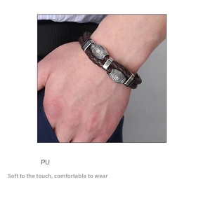 Détail d'un bracelet en cuir marron tressé à la main avec perles en métal sculpté