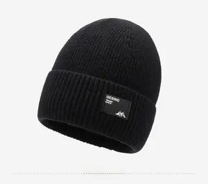 Detail der schwarzen Wintermütze mit Thermo-Rippstrick und besticktem Logo-Aufnäher
