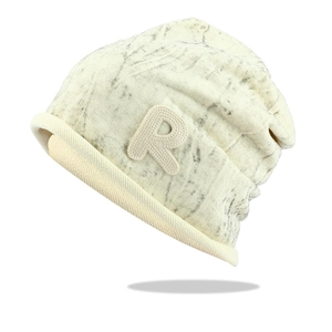 Détail du bonnet en maille crème chaude avec texture marbre gris et broderie lettre R