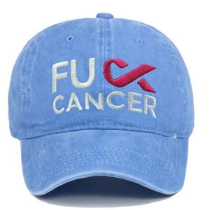 Dettaglio del ricamo bianco Fu Cancer con nastro rosa su cappello in cotone blu lavato