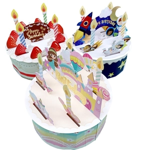 Tre biglietti d'auguri 3D premium con torte colorate a strati su sfondo bianco pulito
