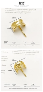 Nahaufnahme minimalistischer Haarspangen aus Goldlegierung mit Maßen und Metalltextur