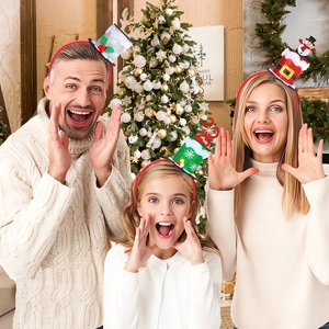 Familie trägt funkelnde Weihnachts-Mini-Hut-Haarreifen mit Pailletten und Geweihen