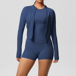 Vue détaillée de l'ensemble de fitness bleu marine avec veste, gilet et short de sport