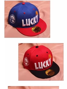 Vue détaillée des casquettes de baseball à bord plat avec broderie 3D Lucky en deux tons