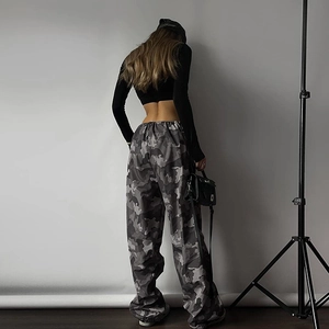 Vista posteriore dei pantaloni cargo mimetici grigi da donna in stile street fashion