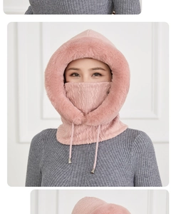 Detail van roze gebreide sjaal met capuchon en dikke rand van imitatiebont voor de winter