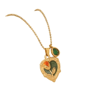 Collier cœur doré élégant avec rose émaillée verte et chaîne à billes sur blanc