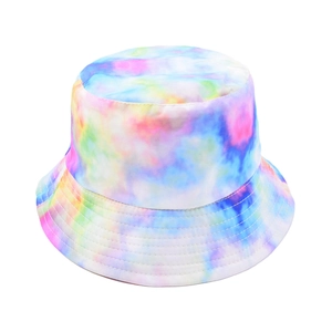 Detailansicht des bunten Tie-Dye Fischerhuts mit pinken blauen gelben grünen Mustern
