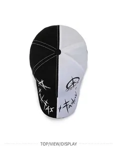 Bovenaanzicht van een zwart-witte patchwork baseballpet met sterrenprint.