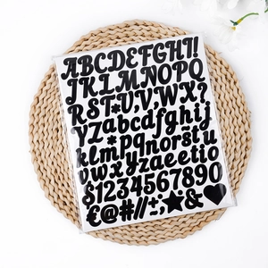 Détail d'autocollants alphabet 3D noirs de 1 pouce avec chiffres et symboles sur tapis