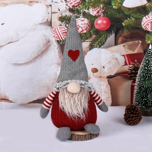 Incantevole gnomo di Natale in peluche con corpo in maglia rossa e cappello grigio a cuore