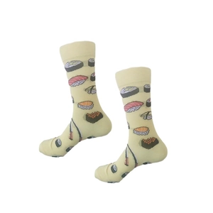 Détail de chaussettes en coton mi-mollet avec motifs colorés de sushis et nigiri
