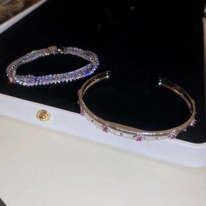 Details eines luxuriösen Mehrschicht-Armbands mit Kristallen und rosa Edelsteinen