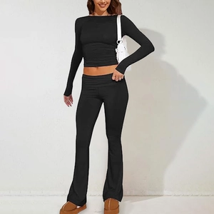 Set donna con top corto in maglia a maniche lunghe e pantaloni a zampa neri eleganti