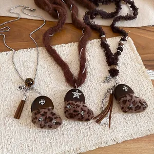 Collier vintage botte en peluche léopard avec tons bronze et croix métallique
