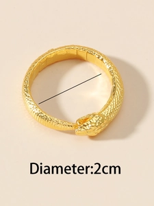 Detailansicht eines goldenen Schlangenrings mit Schuppenstruktur und 2cm Durchmesser