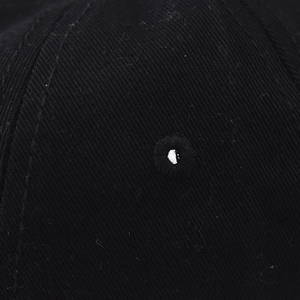 Vue détaillée du sergé de coton noir avec œillets d'aération brodés sur la casquette