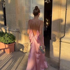 Abito lungo in raso rosa schiena scoperta con arricciature e pochette argento