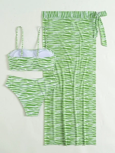 Detalle plano del bikini de 3 piezas con rayas de cebra verdes y pareo de playa a juego