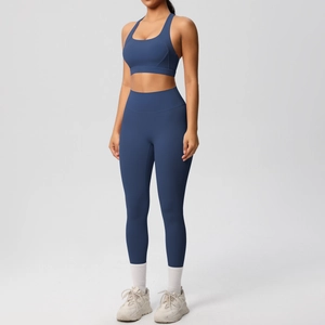 Vista frontal del conjunto de yoga azul oscuro con leggings de cintura alta y sujetador