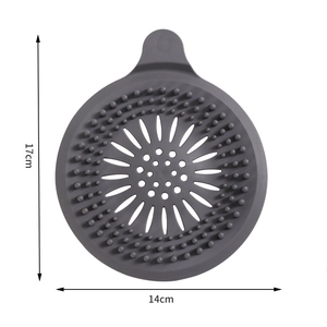 Dettaglio del filtro per lavandino in silicone grigio, dimensioni 17x14 cm con linguetta