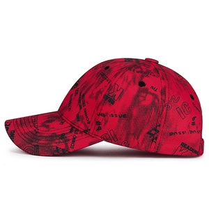 Casquette de baseball rouge de rue avec lettres graffiti noires et sangle réglable
