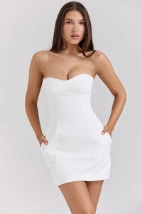 Detailansicht des weißen trägerlosen Bodycon-Minikleids mit Vordernähten und Seitentaschen