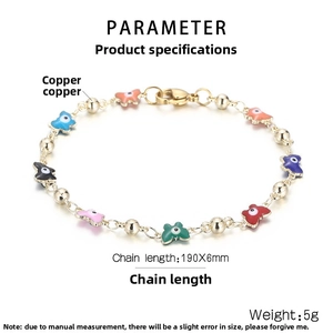 Detailansicht bunter Emaille-Augenblumen-Anhänger an einem goldenen Kupferkettenarmband