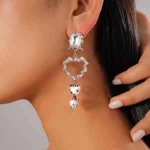 Boucles d'oreilles cœur torsadées avec strass et perles émaillées sur un mannequin