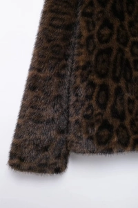 Gros plan d'une veste en fausse fourrure léopard montrant la texture et les coutures