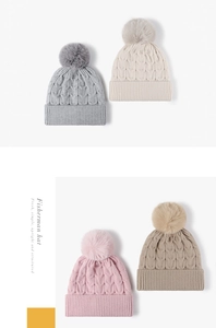Texture de maille torsadée détaillée et pompon doux sur des bonnets d'hiver multicolores
