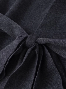 Dettaglio della cintura in maglia grigio antracite e trama del tessuto premium
