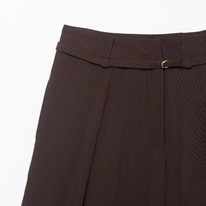 Pantaloni a gamba larga marrone scuro a vita alta con cintura sottile e fibbia dorata