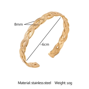 Vista dettagliata del bracciale rigido in acciaio dorato da 8mm con trama intrecciata