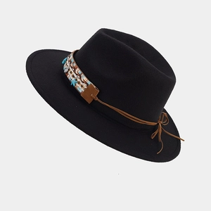 Détail du chapeau fedora en laine noire avec ruban ethnique et perles turquoise